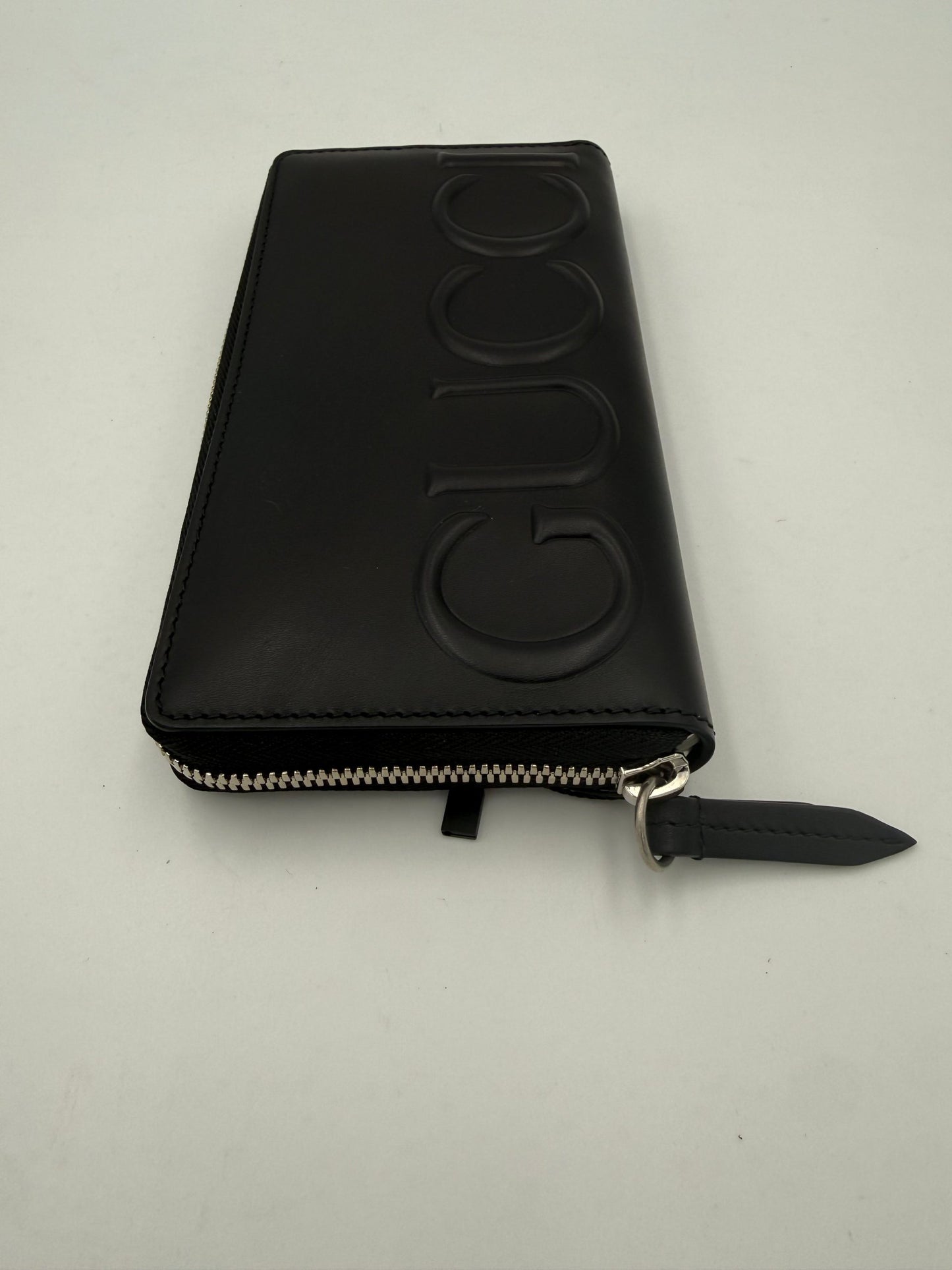 Gucci GUCCI Cartera Negra con Cierre de Cremallera y Logotipo Frontal en Relieve