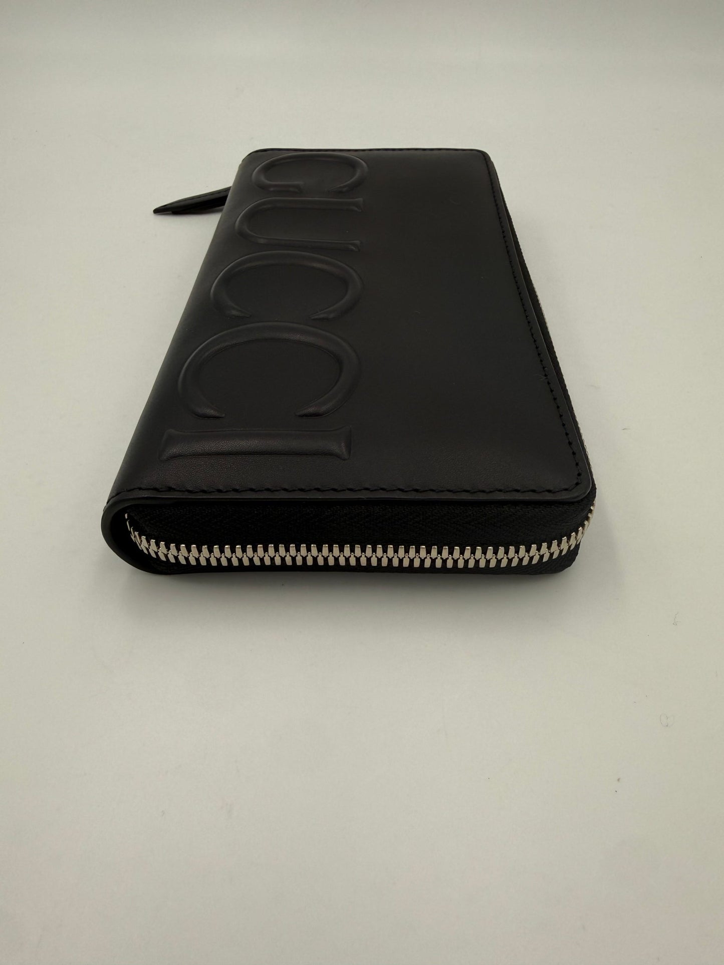 Gucci GUCCI Cartera Negra con Cierre de Cremallera y Logotipo Frontal en Relieve