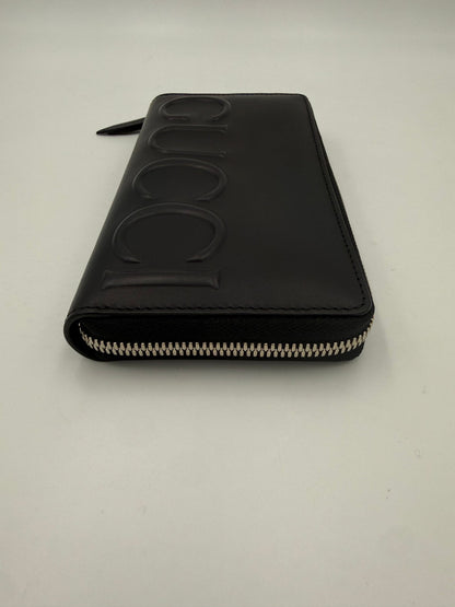 Gucci GUCCI Cartera Negra con Cierre de Cremallera y Logotipo Frontal en Relieve