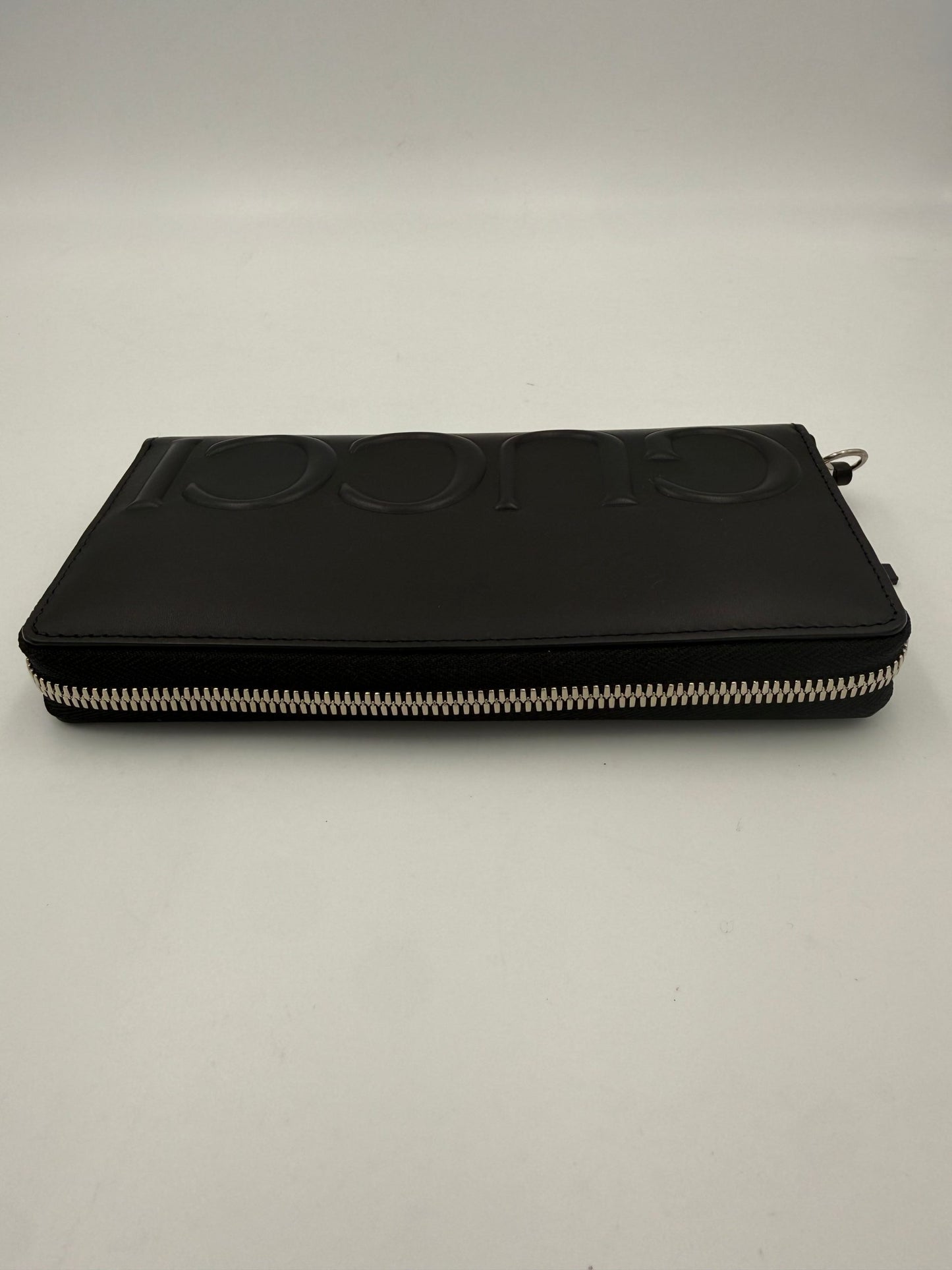 Gucci GUCCI Cartera Negra con Cierre de Cremallera y Logotipo Frontal en Relieve
