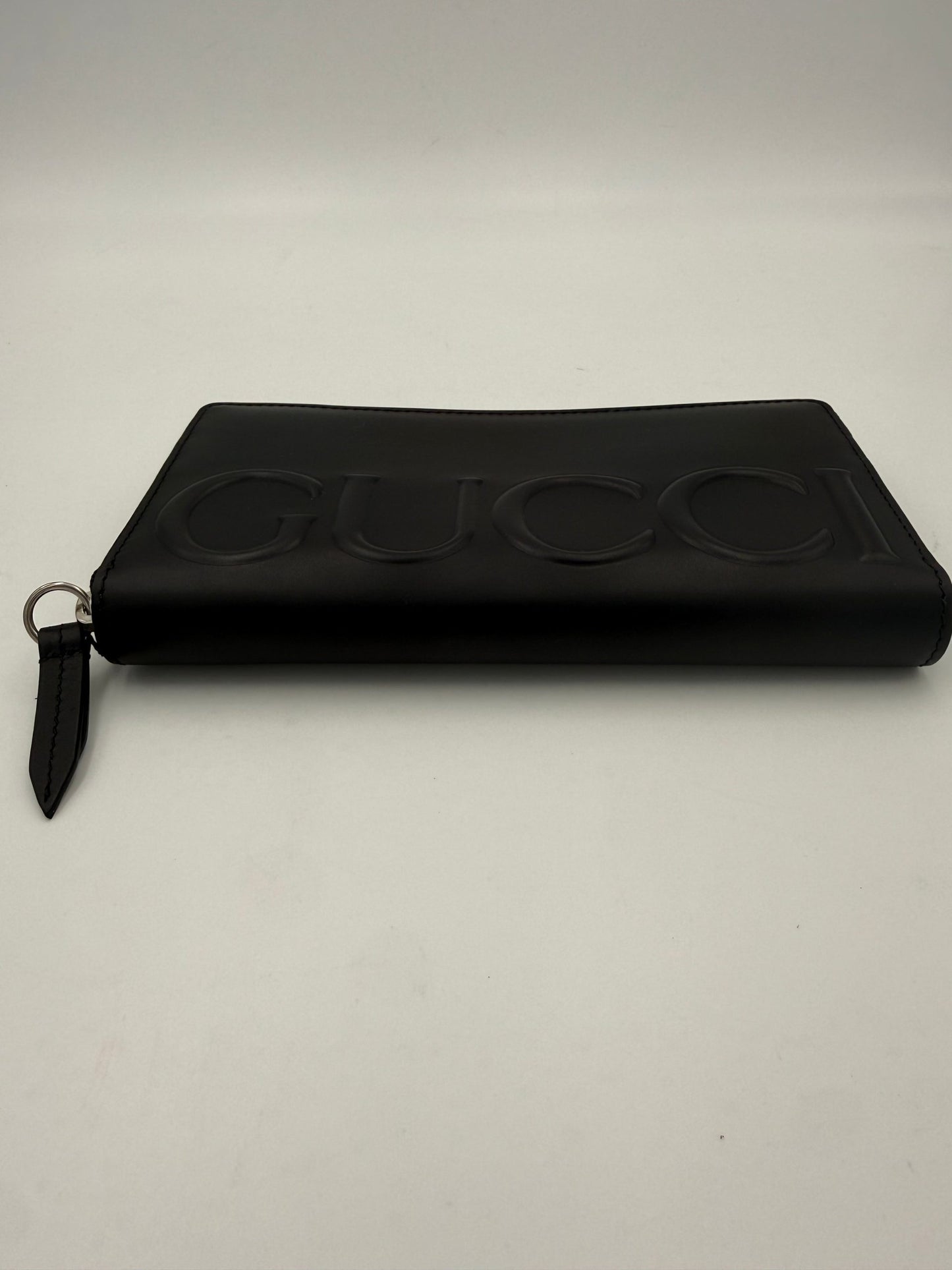 Gucci GUCCI Cartera Negra con Cierre de Cremallera y Logotipo Frontal en Relieve