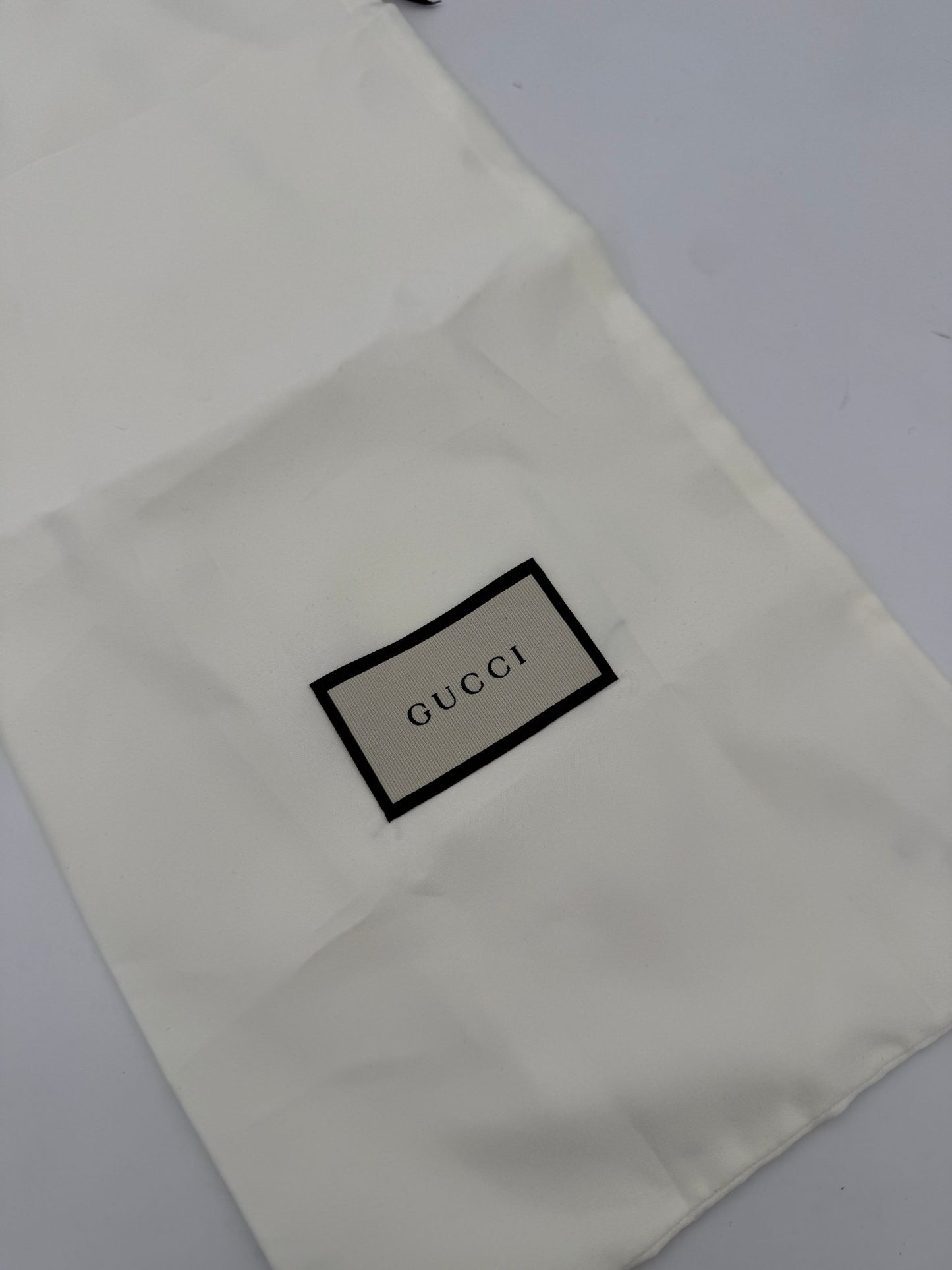 Gucci GUCCI Cartera Negra con Cierre de Cremallera y Logotipo Frontal en Relieve