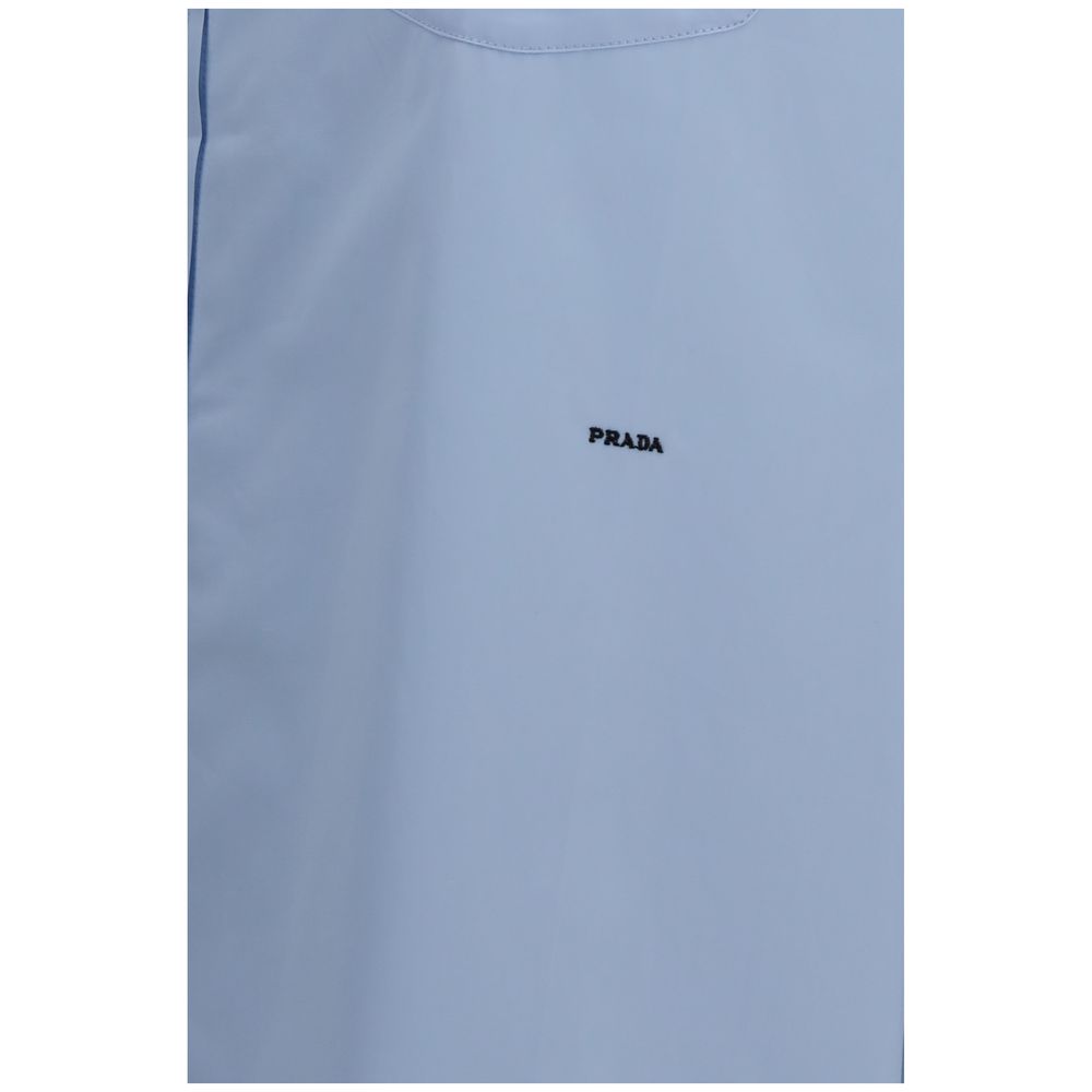 Chemise en coton bleu avec coupe structurée et touche moderne de Prada
