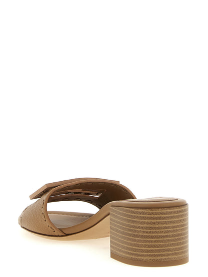 Sandalias Planas Fendi De Piel De Ternera Beige Colección Baguette