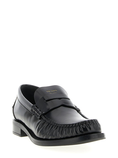 Mocassins à enfiler en cuir noir brossé souple Prada