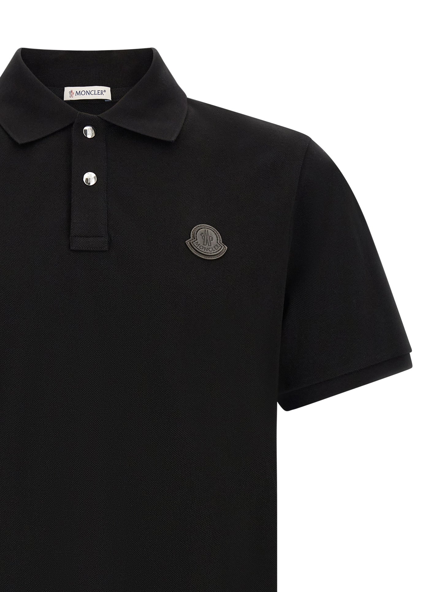Polo Moncler en fourrure noir, design intemporel et moderne