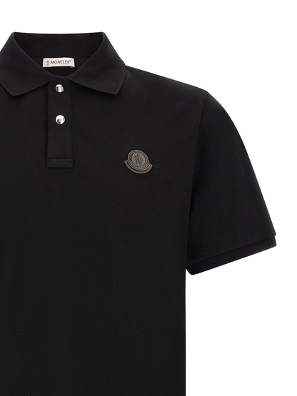 Polo Moncler en fourrure noir, design intemporel et moderne