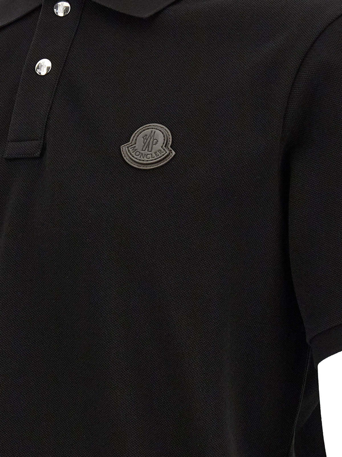 Polo Moncler en fourrure noir, design intemporel et moderne