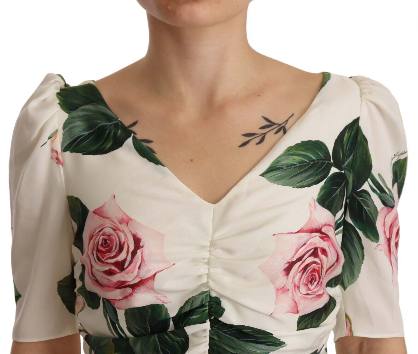 Vestido plisado de seda elástica con estampado de rosas blancas de Dolce & Gabbana