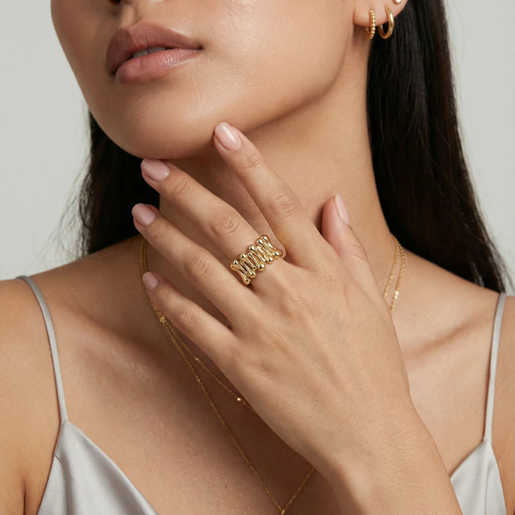 Anillo de escultura de cuerda dorada