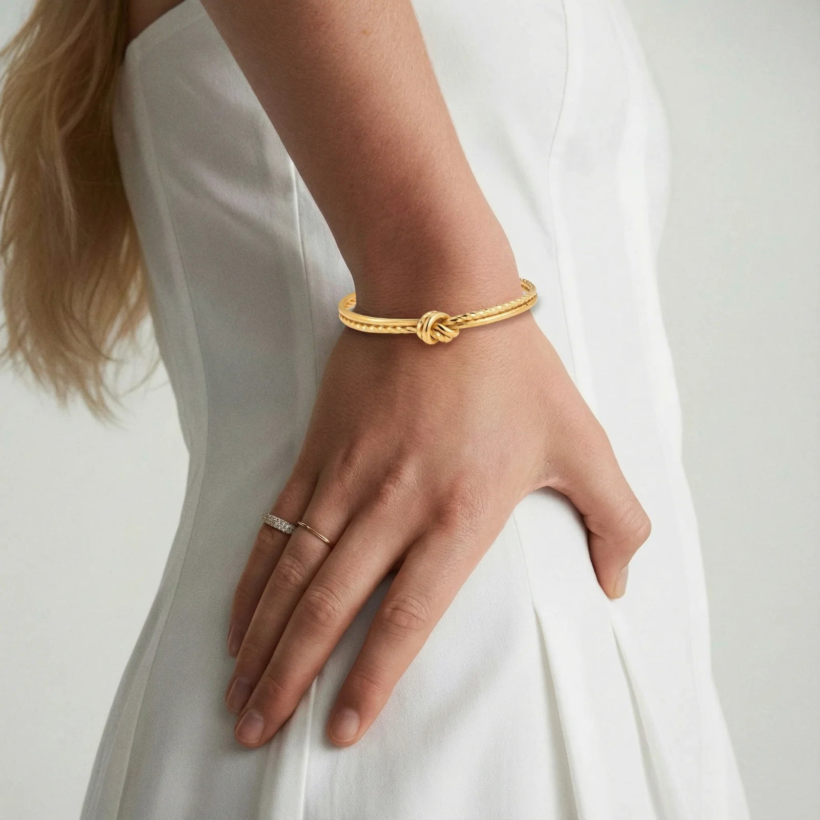 Brazalete de nudo dorado