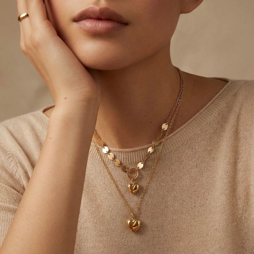 Conjunto de collar de capas de corazones dorados