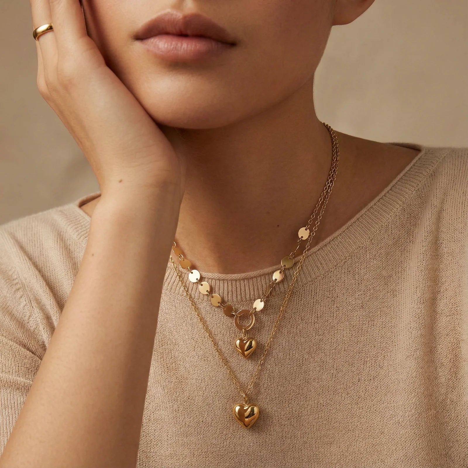 Conjunto de collar de capas de corazones dorados