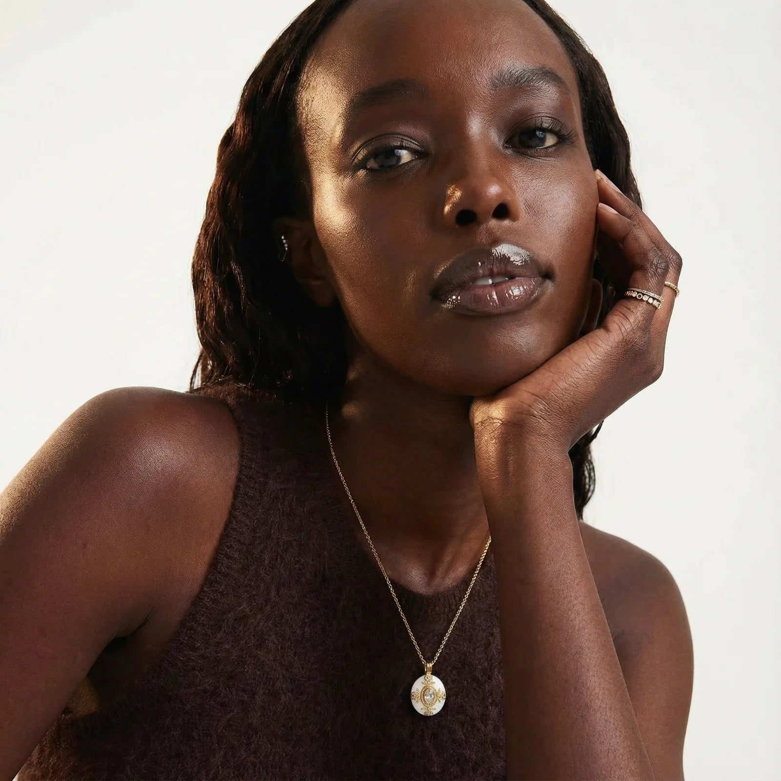 Collar de medallón dorado