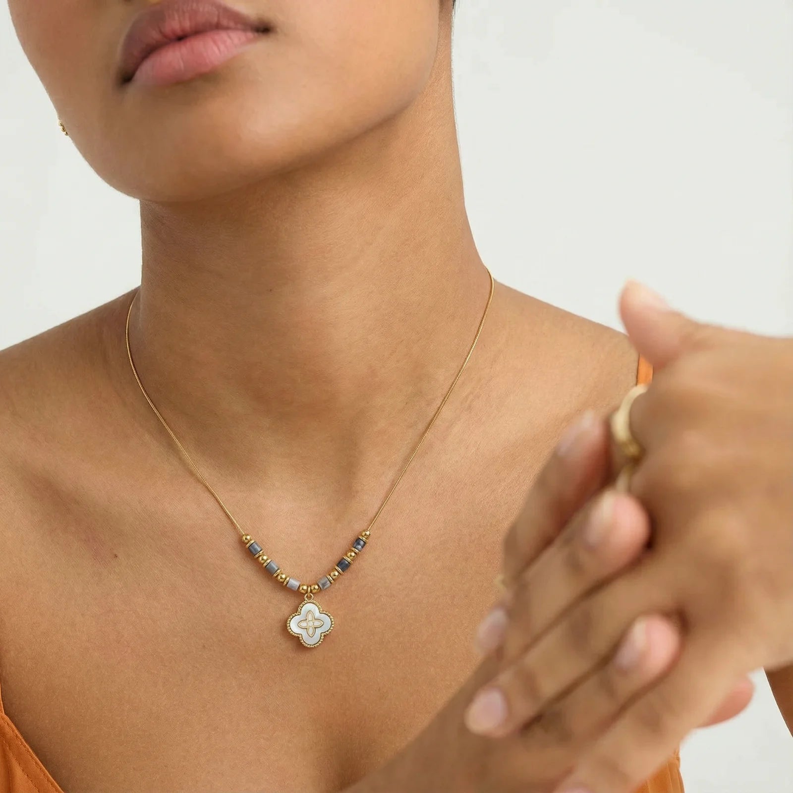 Collar de trébol místico