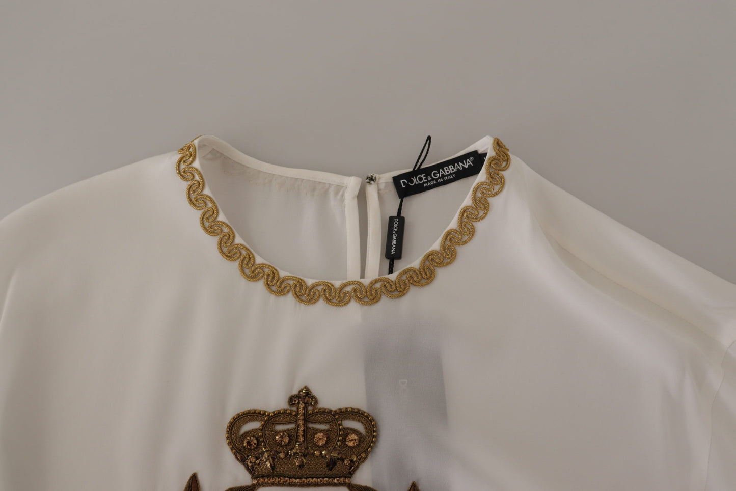Blusa de seda blanca con corona DG dorada y cristales de Dolce & Gabbana
