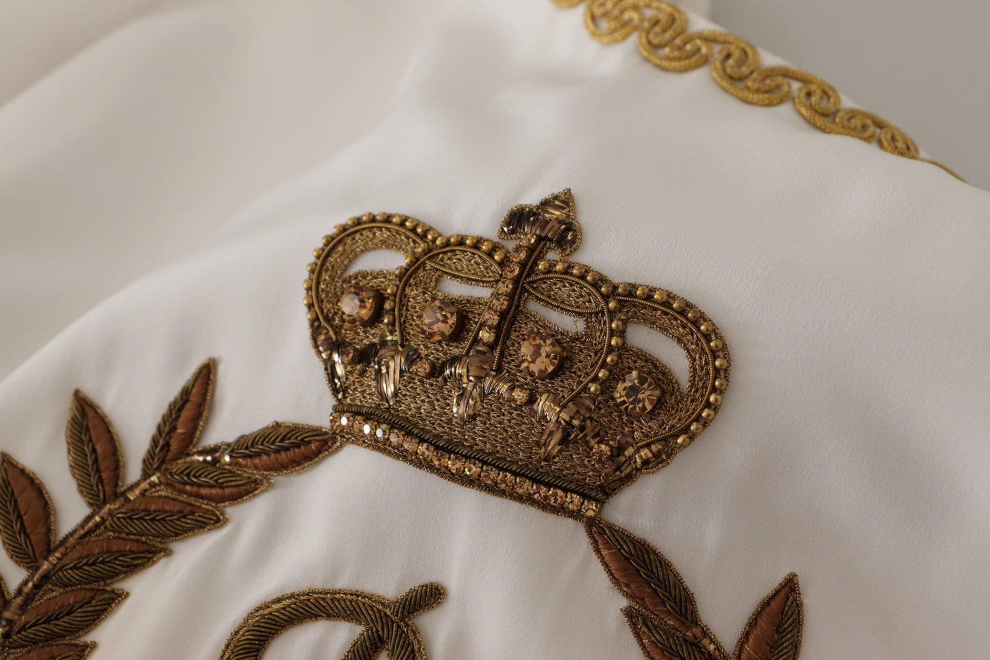 Blusa de seda blanca con corona DG dorada y cristales de Dolce & Gabbana