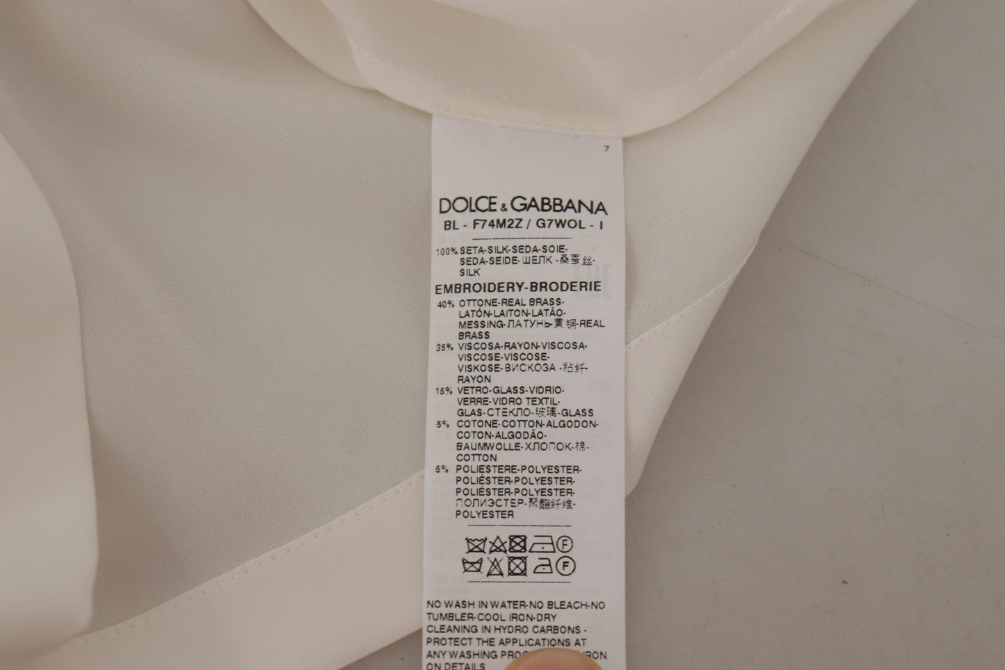 Blusa de seda blanca con corona DG dorada y cristales de Dolce & Gabbana
