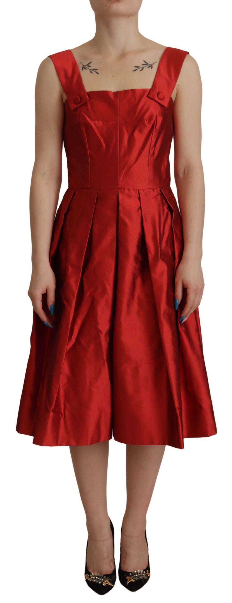 Vestido de satén y seda rojo plisado con corte A de Dolce & Gabbana