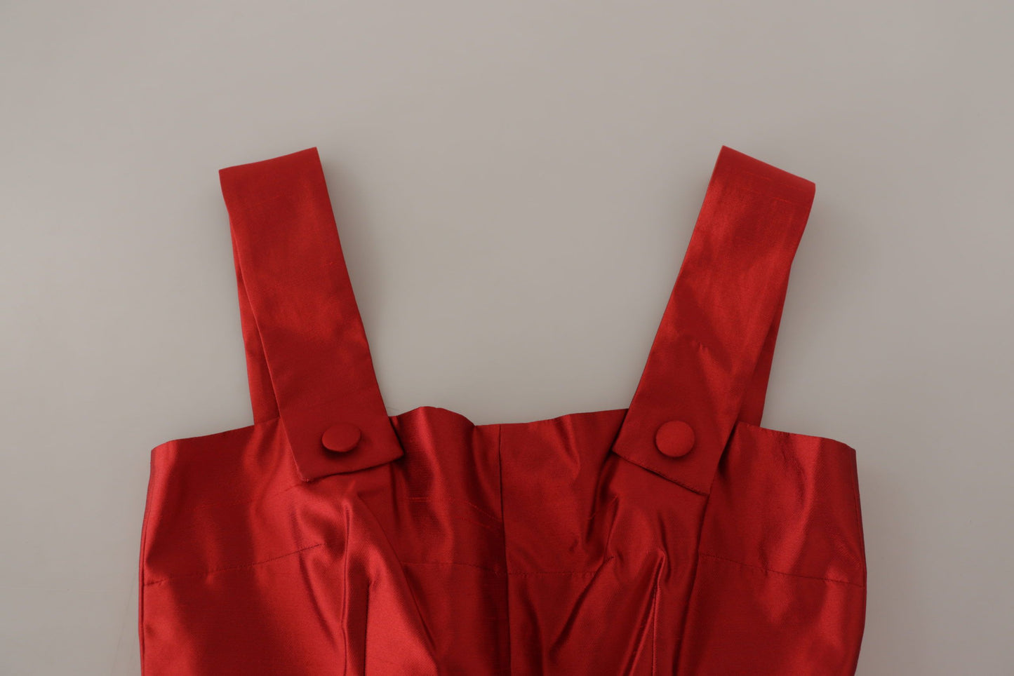 Vestido de satén y seda rojo plisado con corte A de Dolce & Gabbana