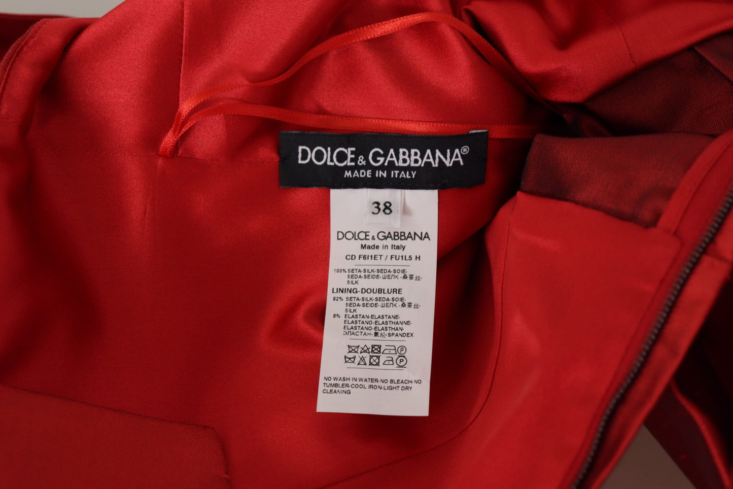 Vestido de satén y seda rojo plisado con corte A de Dolce & Gabbana