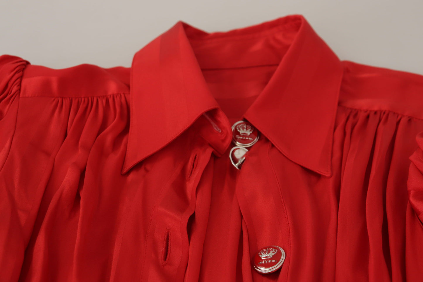 Vestido midi de satén y seda rojo con botones y cinturón de Dolce & Gabbana