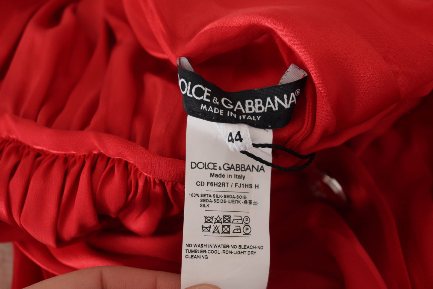 Vestido midi de satén y seda rojo con botones y cinturón de Dolce & Gabbana