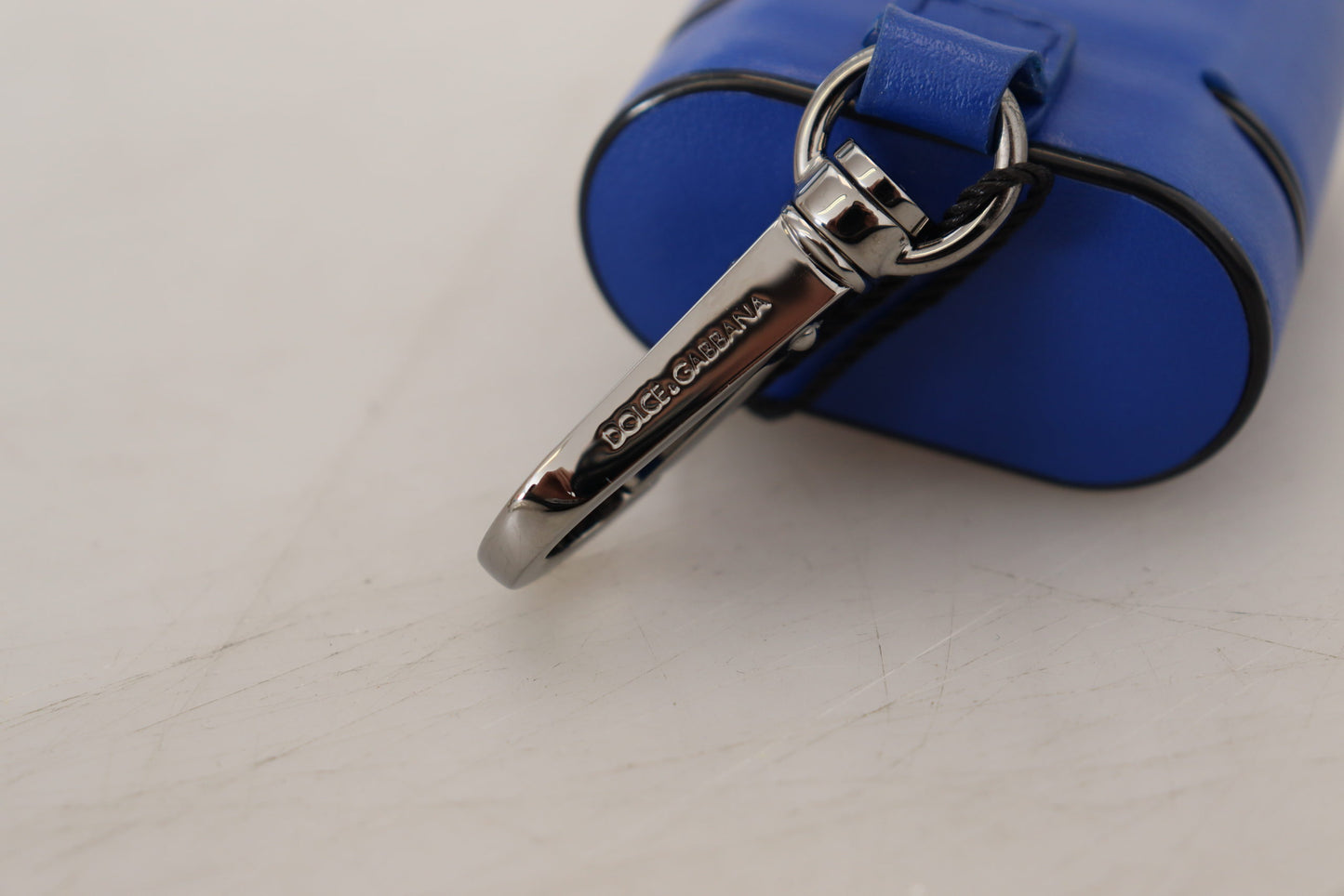Estuche para Airpods Dolce & Gabbana de cuero azul con logotipo de metal plateado