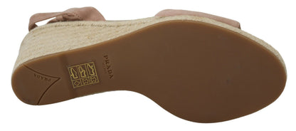 Sandalias de tacón con tira al tobillo de ante rosa Prada