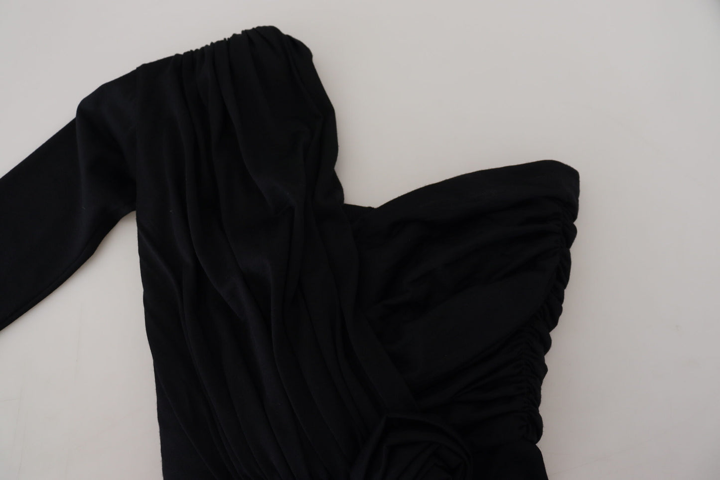 Vestido de lana Dolce & Gabbana negro, estilo tubo, cruzado y con un solo hombro