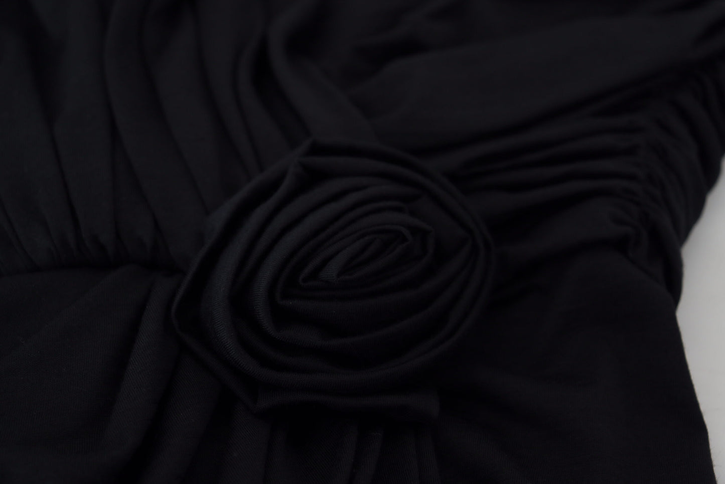Vestido de lana Dolce & Gabbana negro, estilo tubo, cruzado y con un solo hombro