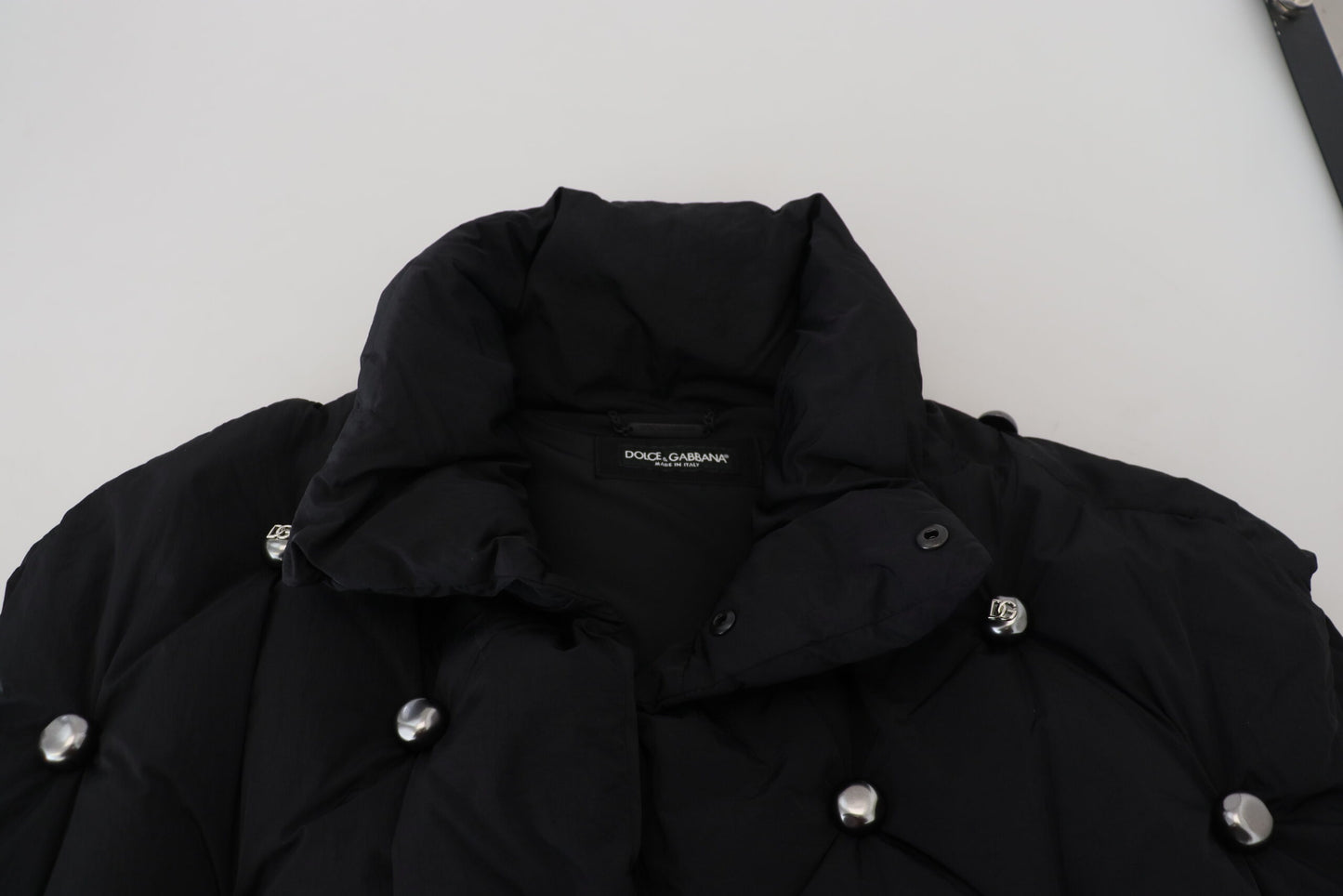 Chaqueta sin mangas negra Dolce & Gabbana con adorno metálico DG