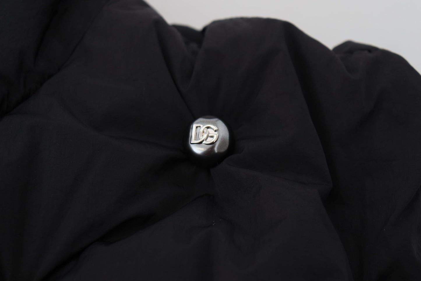 Chaqueta sin mangas negra Dolce & Gabbana con adorno metálico DG