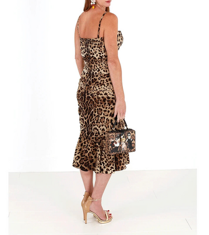 Vestido midi fruncido con estampado de leopardo marrón de Dolce & Gabbana