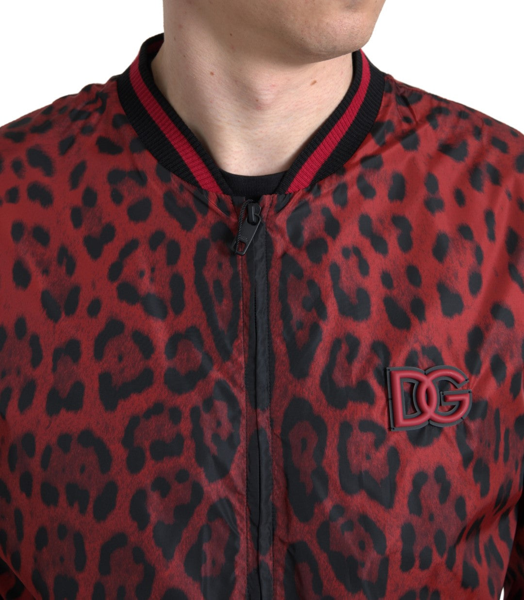 Chaqueta corta tipo bomber con estampado de leopardo rojo de Dolce & Gabbana