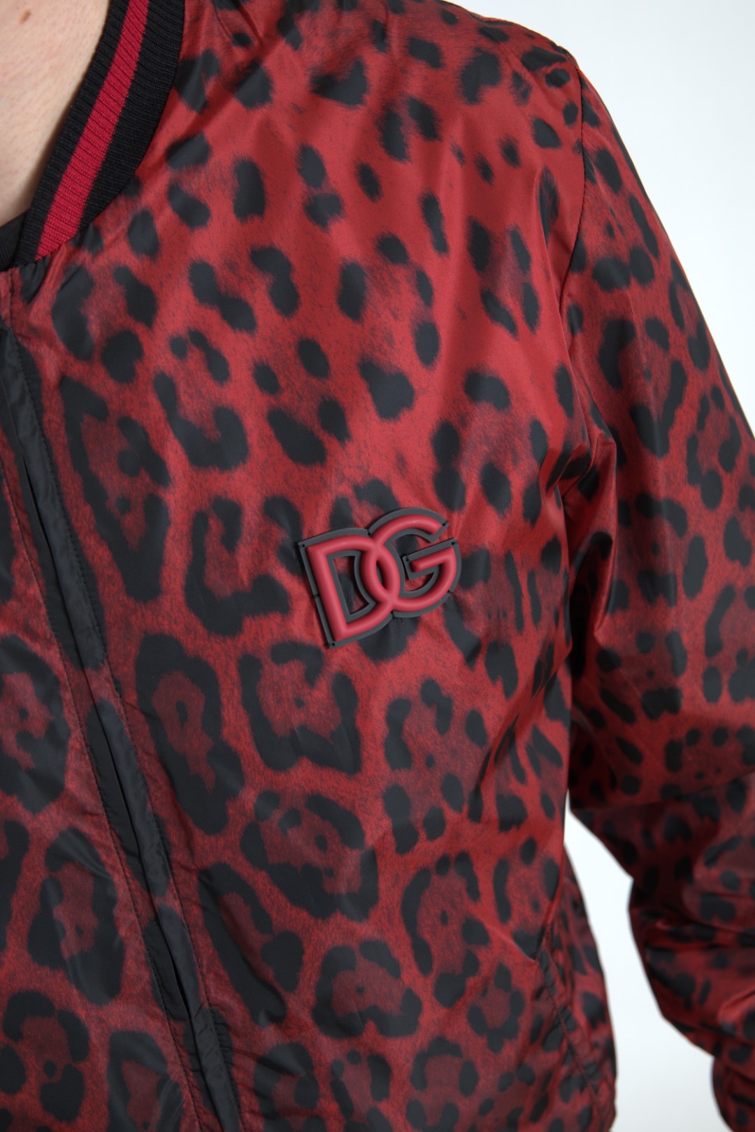 Chaqueta corta tipo bomber con estampado de leopardo rojo de Dolce & Gabbana