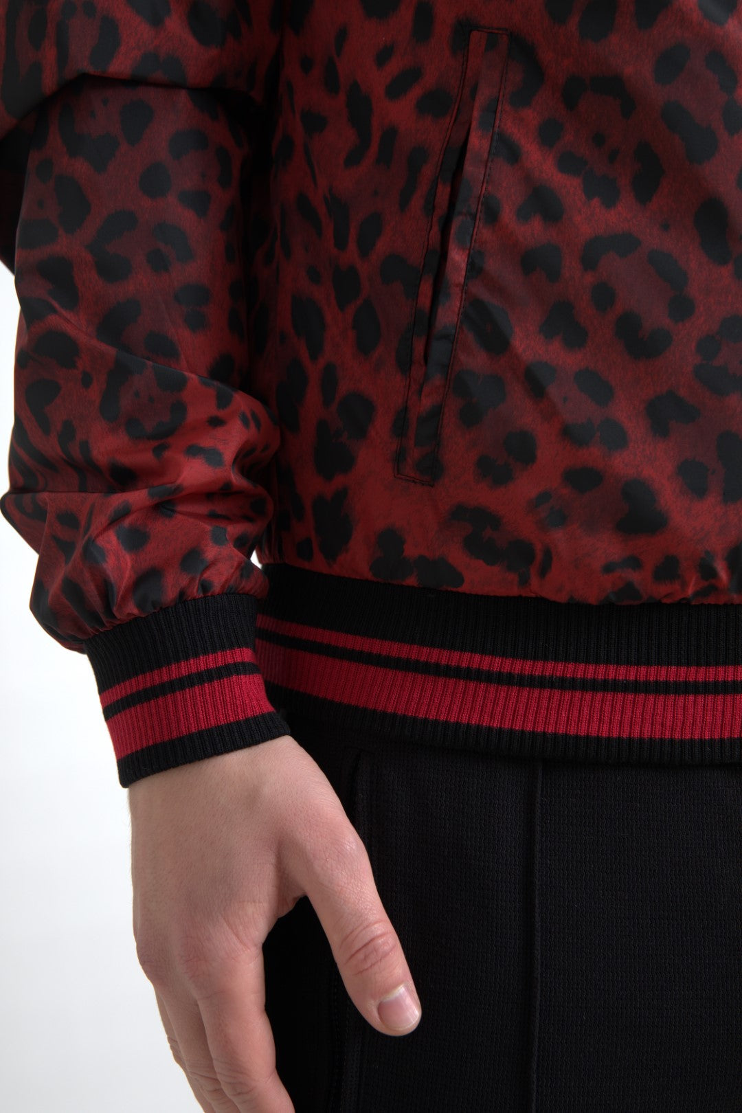 Chaqueta corta tipo bomber con estampado de leopardo rojo de Dolce & Gabbana