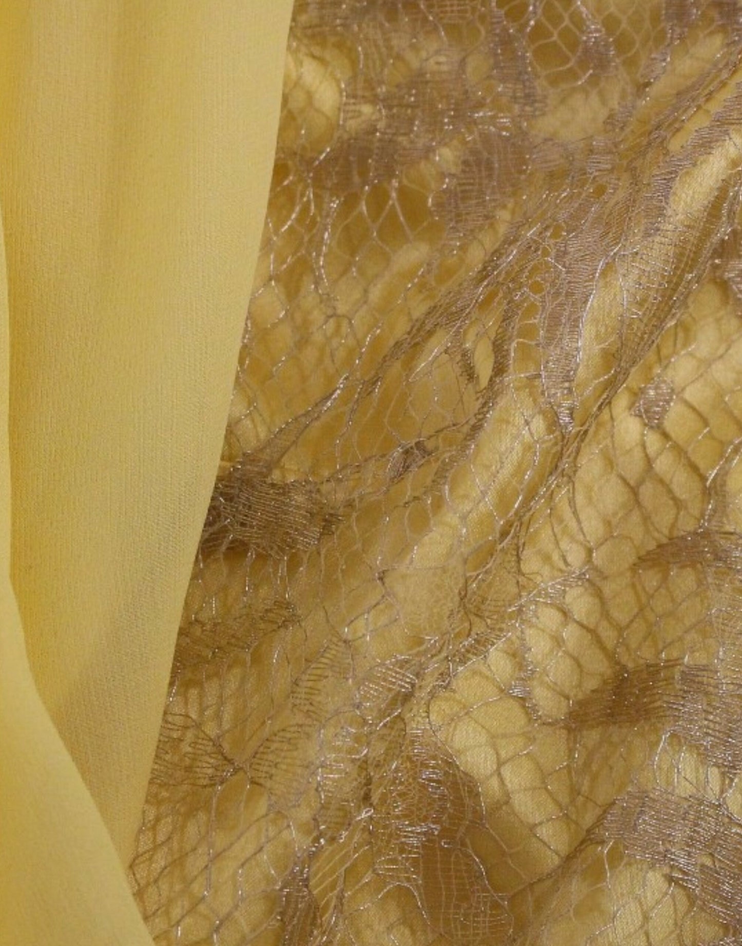Vestido mini de encaje amarillo y cristales de Dolce & Gabbana