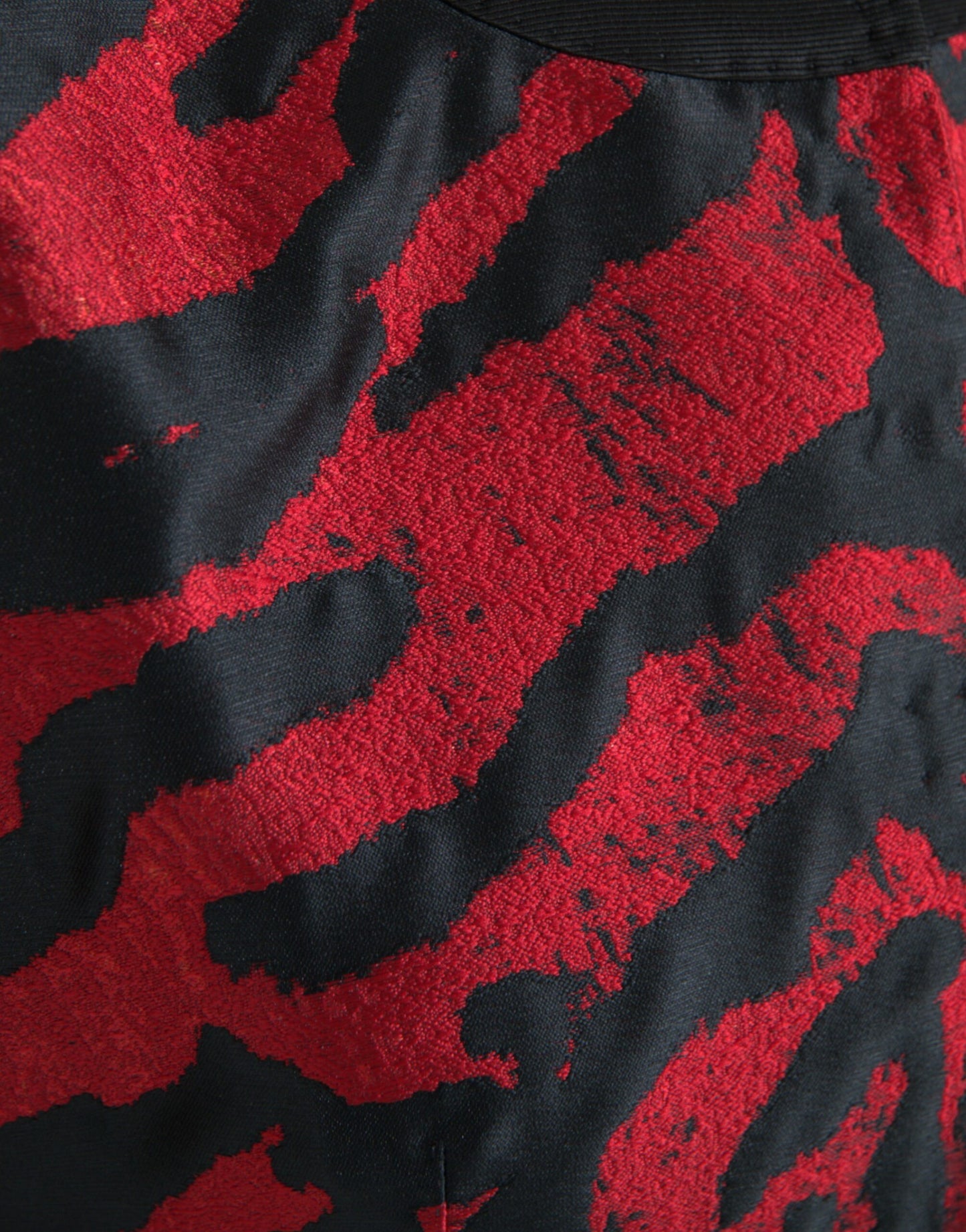 Chaqueta corta con estampado rojo y negro de Dolce & Gabbana