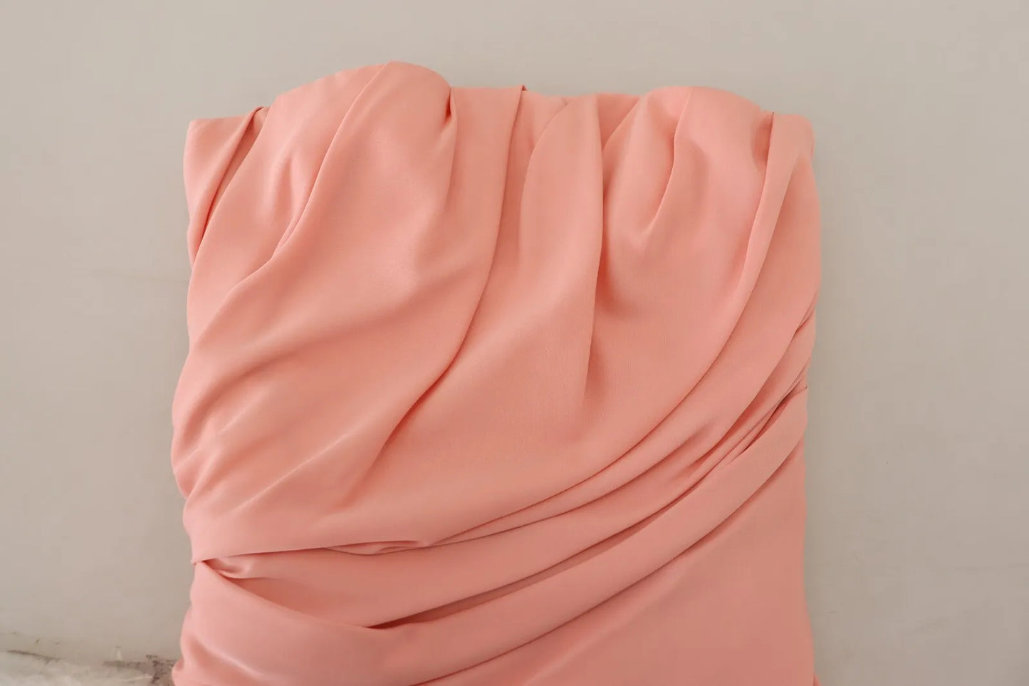 Vestido midi tubo sin tirantes de seda elástica rosa de Dolce & Gabbana