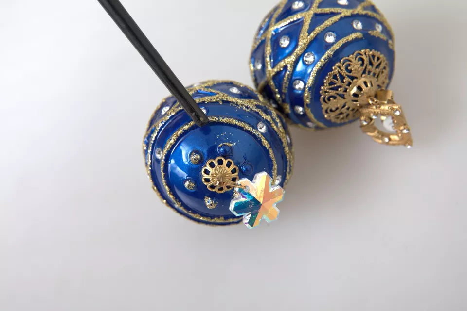 Pendientes de clip de bola de Navidad colgantes de cristal azul de latón dorado Dolce & Gabbana