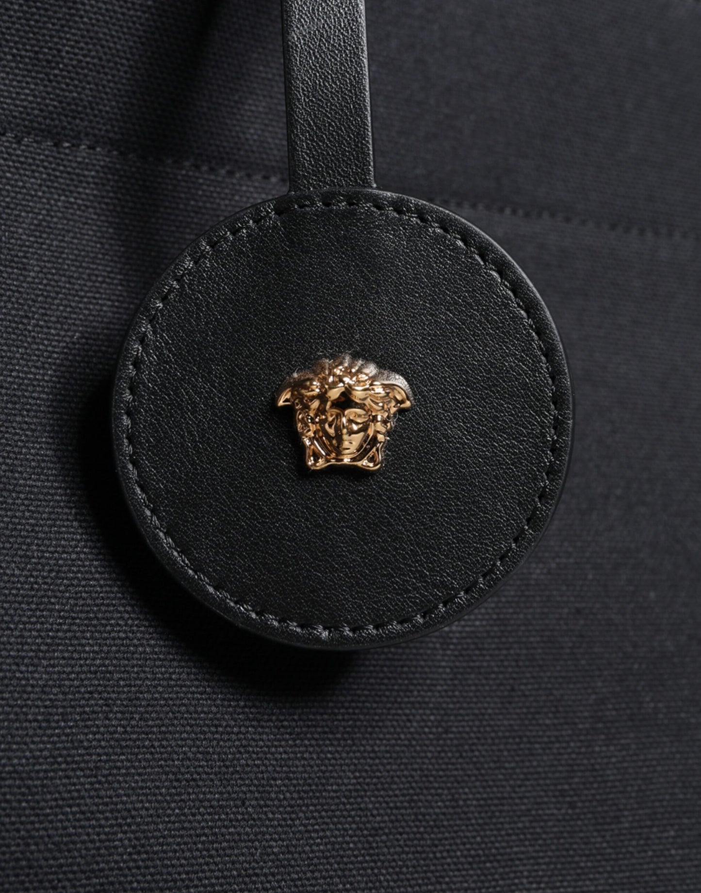 Bolso tote cruzado de mano Versace negro de lona y cuero con logo