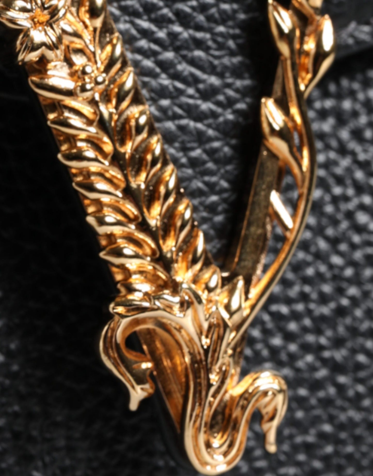 Versace Sac bandoulière et épaule en cuir de veau grainé noir avec logo