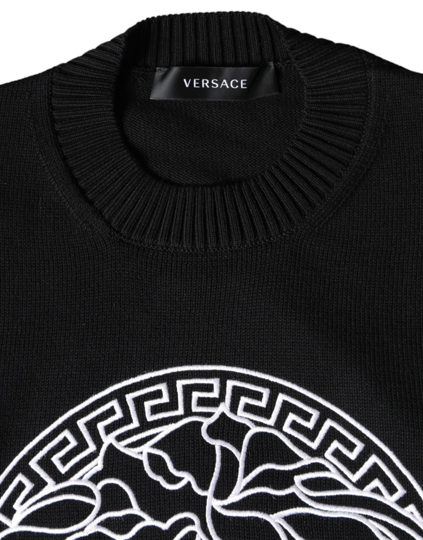 Suéter Versace negro con cuello redondo y logo Medusa bordado