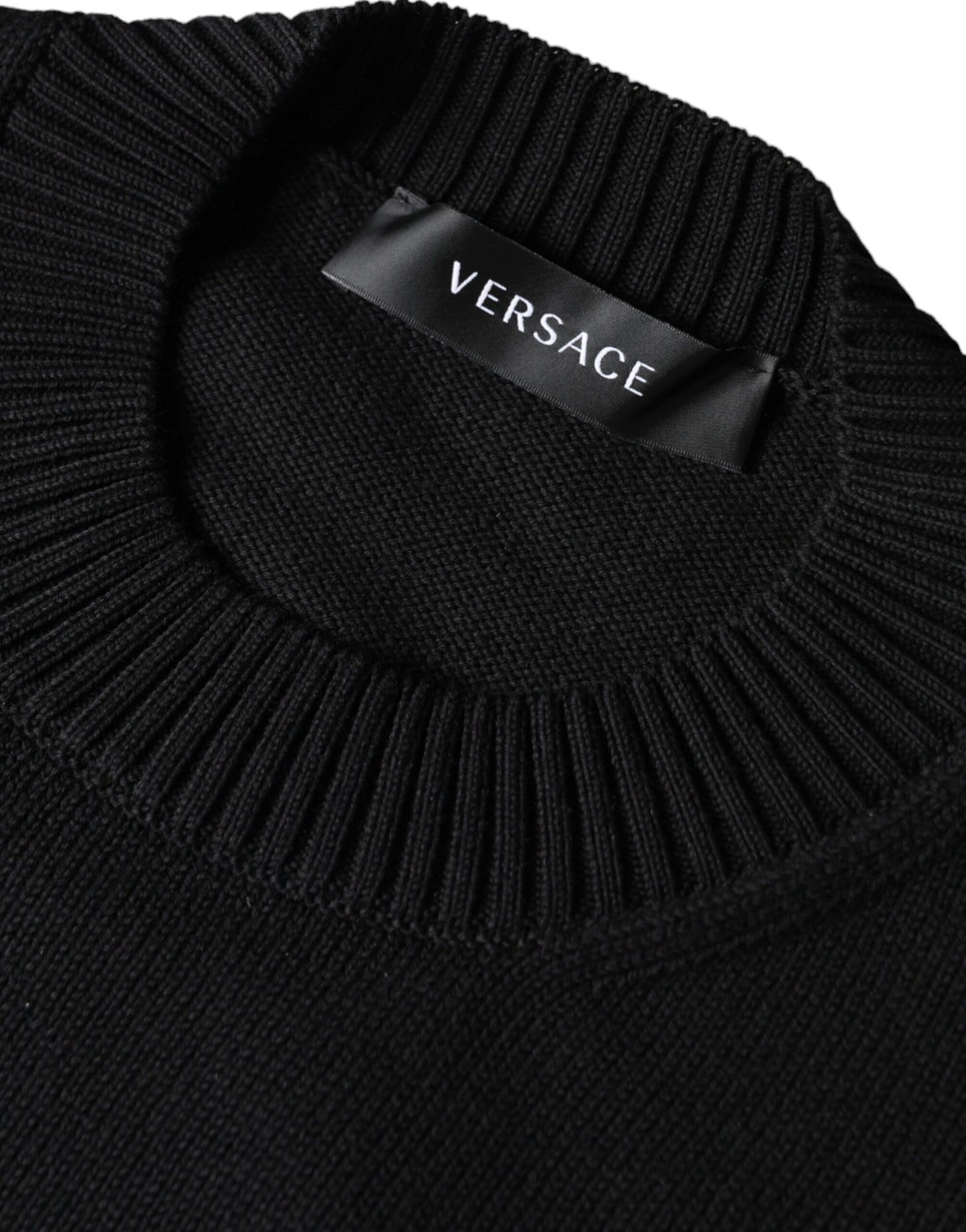 Suéter Versace negro con cuello redondo y logo Medusa bordado