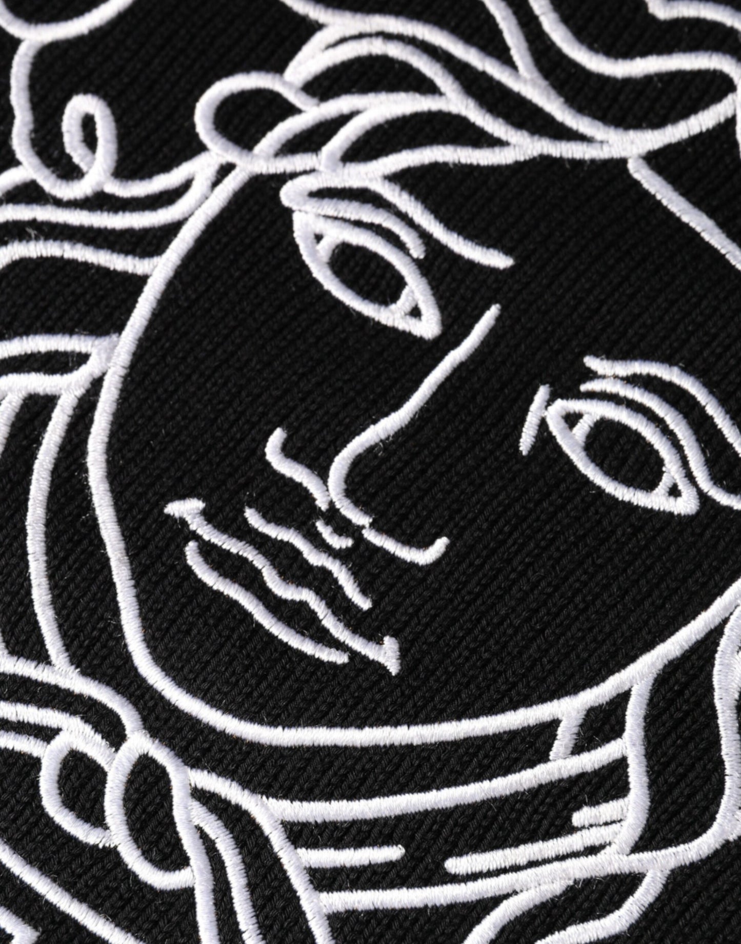 Suéter Versace negro con cuello redondo y logo Medusa bordado