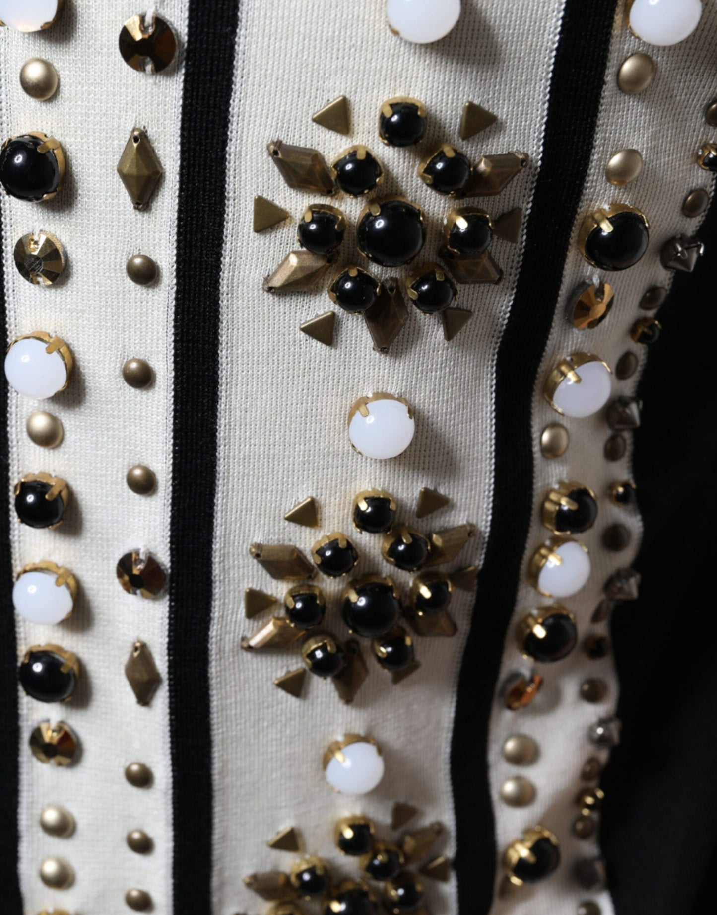Camisa de seda de Dolce & Gabbana en blanco y negro con tachuelas y cristales