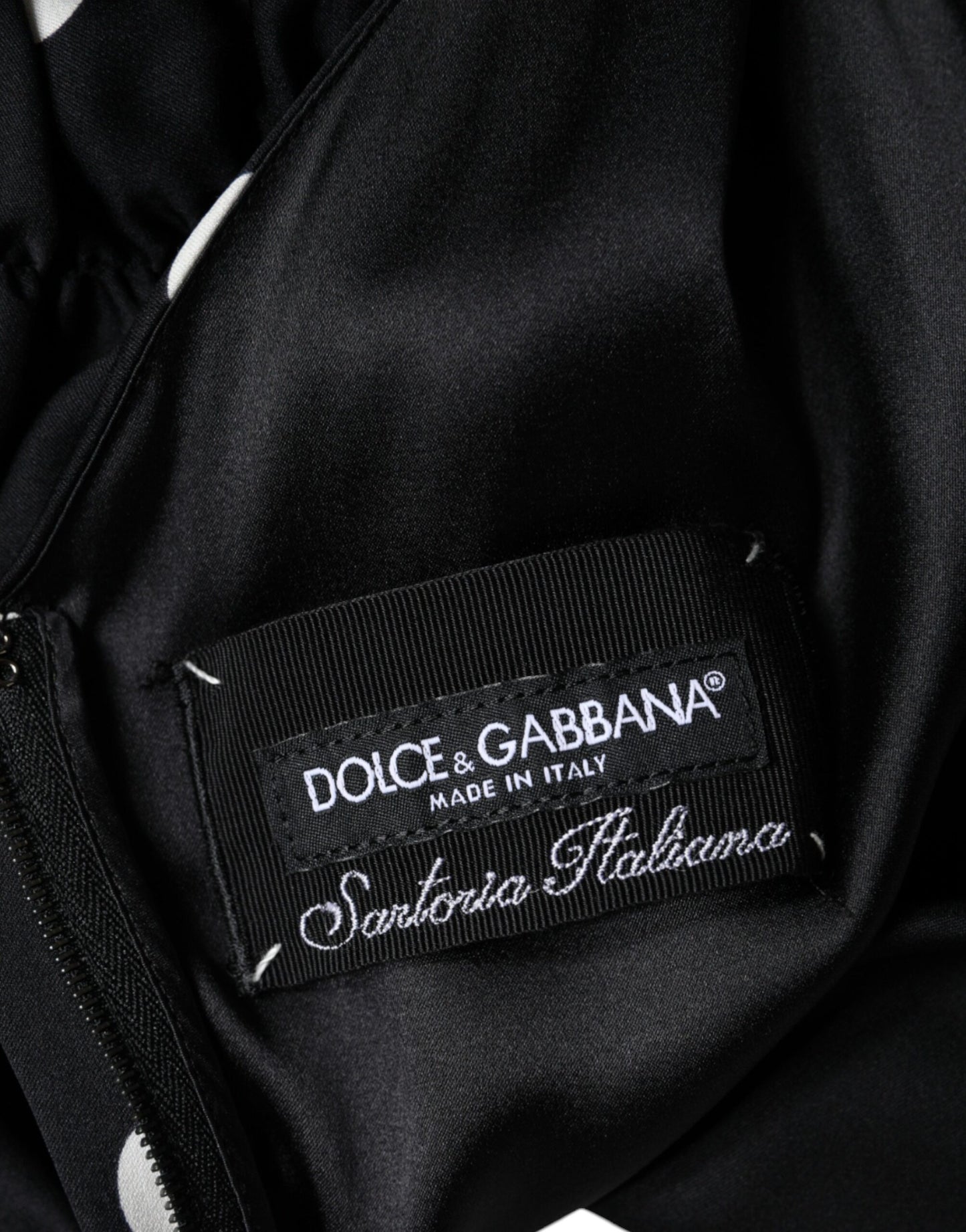 Vestido midi de seda negra con lunares, escote en V y borlas de Dolce & Gabbana