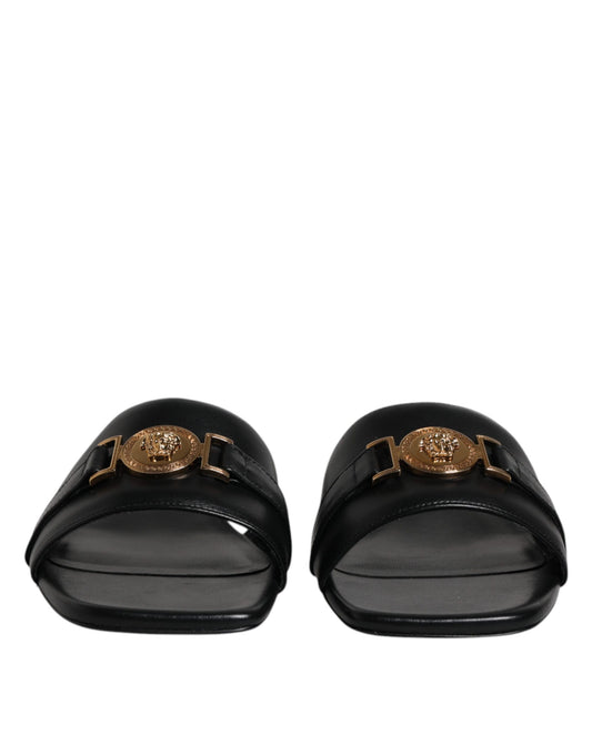 Versace Zapatillas Destalonadas Planas de Cuero Negro con Placa del Logo