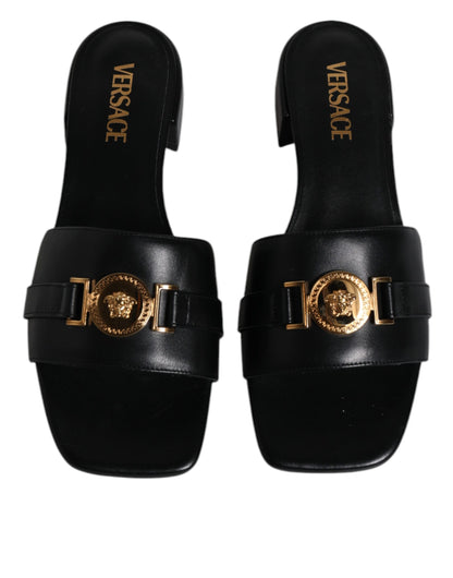 Versace Zapatillas Destalonadas Planas de Cuero Negro con Placa del Logo